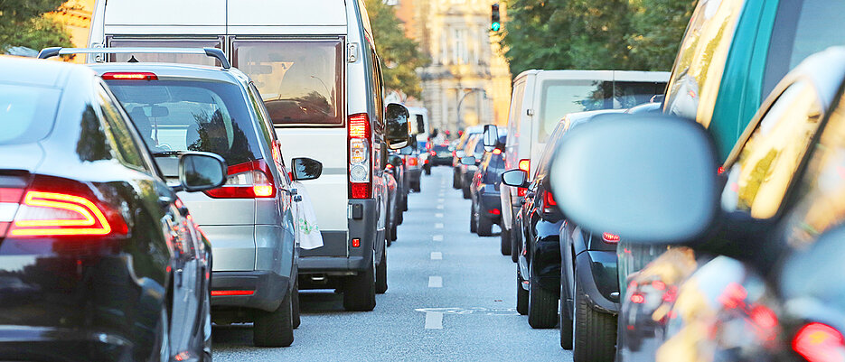 Mit durchschnittlich 1,2 Personen sind Pkw in Deutschland besetzt – insbesondere im Berufsverkehr. Würden sich mehrere Fahrerinnen und Fahrer zusammenschließen, könnte das den Verkehr deutlich reduzieren.