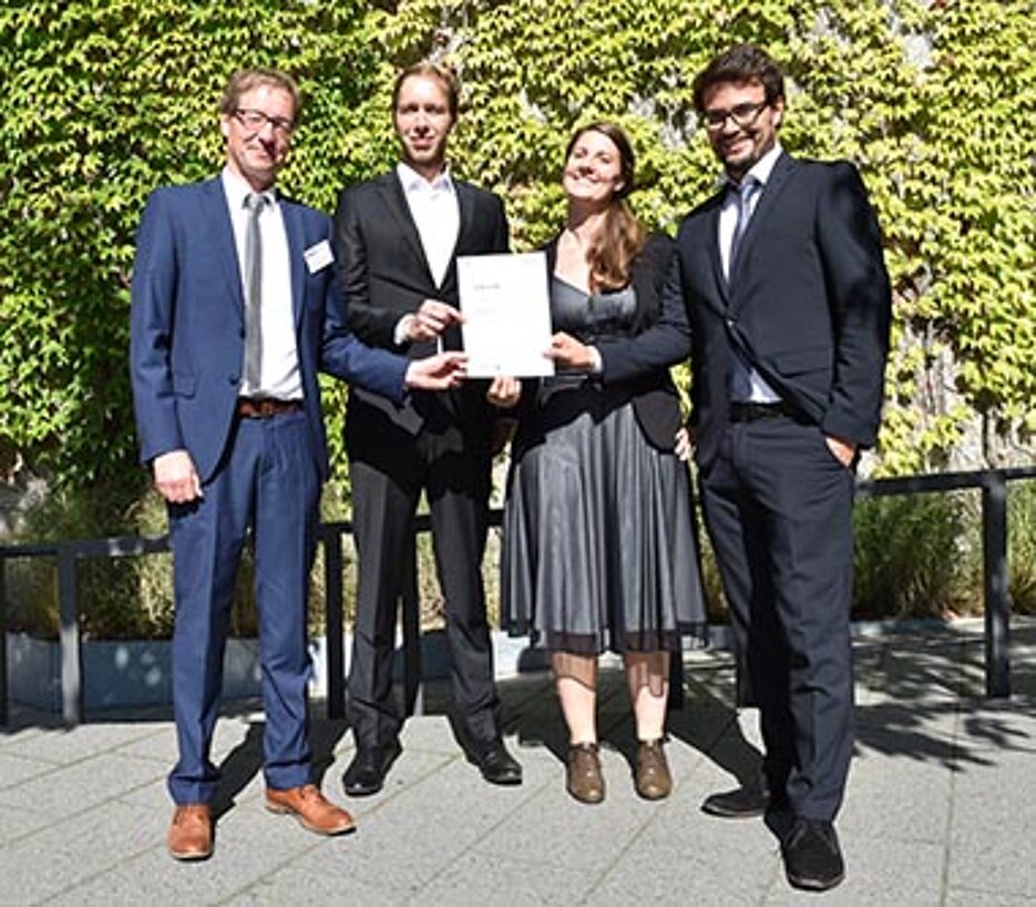 Oliver Hunke vom BMWi übergibt die Urkunde an das Gründerteam von integrAi.de: Thomas Glaser, Bianca Heim und Joscha Riemann (v.l.n.r.). (Bild: Projektträger Jülich/ T. Großmann)