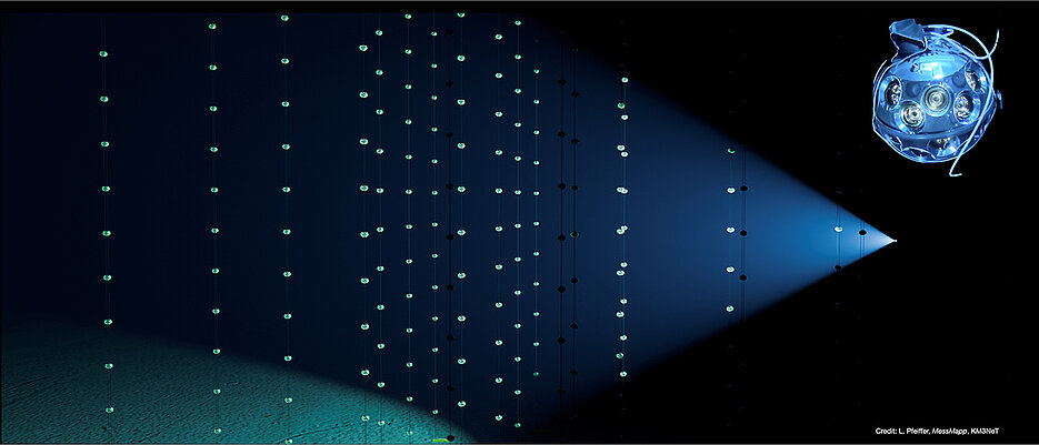 Eine künstlerische Darstellung des ultra-hochenergetischen Neutrinoereignisses, das mit KM3NeT/ARCA beobachtet wurde. Der Unterwasserdetektor besteht aus mehreren digitalen optischen Modulen. Eines davon ist in der oberen rechten Ecke der Abbildung zu sehen. Diese Module sind in Strängen angeordnet und am Meeresboden verankert. Am 13. Februar 2023 detektierten diese hochmodernen optischen Module das Tscherenkow-Licht – ein bläuliches Leuchten, das während der Bewegung des extrem schnellen Teilchens entstand, das durch Wechselwirkungen des Neutrinos im Wasser erzeugt wurde.