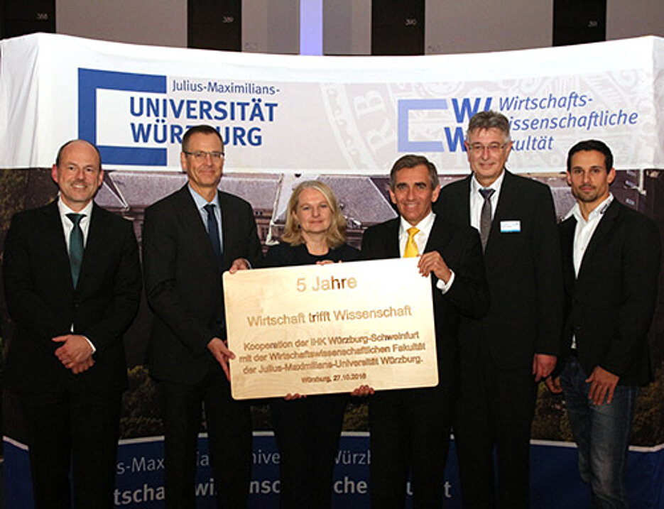 Sie diskutierten an der Uni Würzburg: Professor Dr. Frédéric Thiesse, Professor Dr. Ralf Jahn (Hauptgeschäftsführer der IHK Würzburg-Schweinfurt), Professor Dr. Andrea Szczesny (Vizepräsidentin der Universität Würzburg), Otto Kirchner, Georg Schw