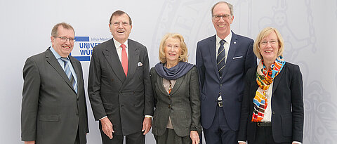 Es freuen sich über die Unterzeichnung des Fördervertrags (v.l.n.r.): Professor Alfred Forchel, Baldwin Knauf, Inge Knauf, Universitätspräsident Paul Pauli und Vizepräsidentin Caroline Kisker. 