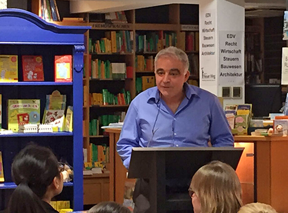 Nevfel Cumart zu Gast an der Universität Würzburg – Lesung in der Buchhandlung „Neuer Weg“ (Foto: ZfL)