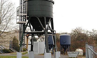 Silos mit den Salzvorräten der Uni