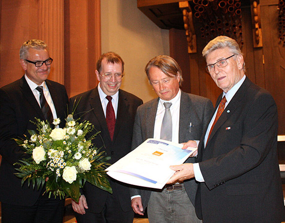 2014 hat Professor Thomas Hünig (2.v.r.) den Forschungsförderpreis der Vogel Stiftung Dr. Eckernkamp erhalten. Bei der Preisverleihung mit dabei waren (v.l.) David Brandstätter, Vorsitzender des Unibunds, Unipräsident Alfred Forchel und Kurt Eckernkam