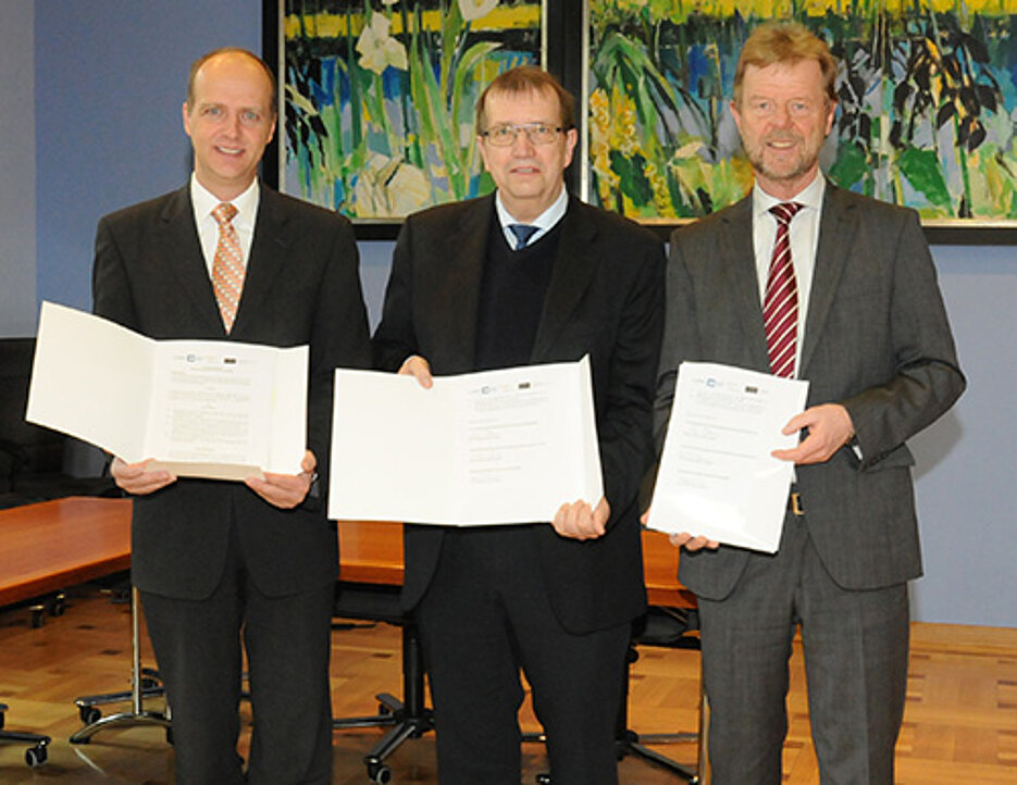 Vertragsunterzeichnung mit (v.l.): Prof. Dr. Robert Grebner, Präsident der FHWS, Prof. Dr. Alfred Forchel, Präsident der Uni Würzburg, und Prof. Dr. Wolfgang Baier, Präsident der OTH. (Foto: Gunnar Bartsch)