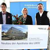 Stefan Frantz, stellvertretender Ärztlicher Direktor der Würzburger Uniklinik, Mareike Kunkel, Leiterin der Apotheke am UKW, und UKW-Pflegedirektor Marcus Huppertz (v. l.) bei der feierlichen Inbetriebnahme des Apotheken-Neubaus.