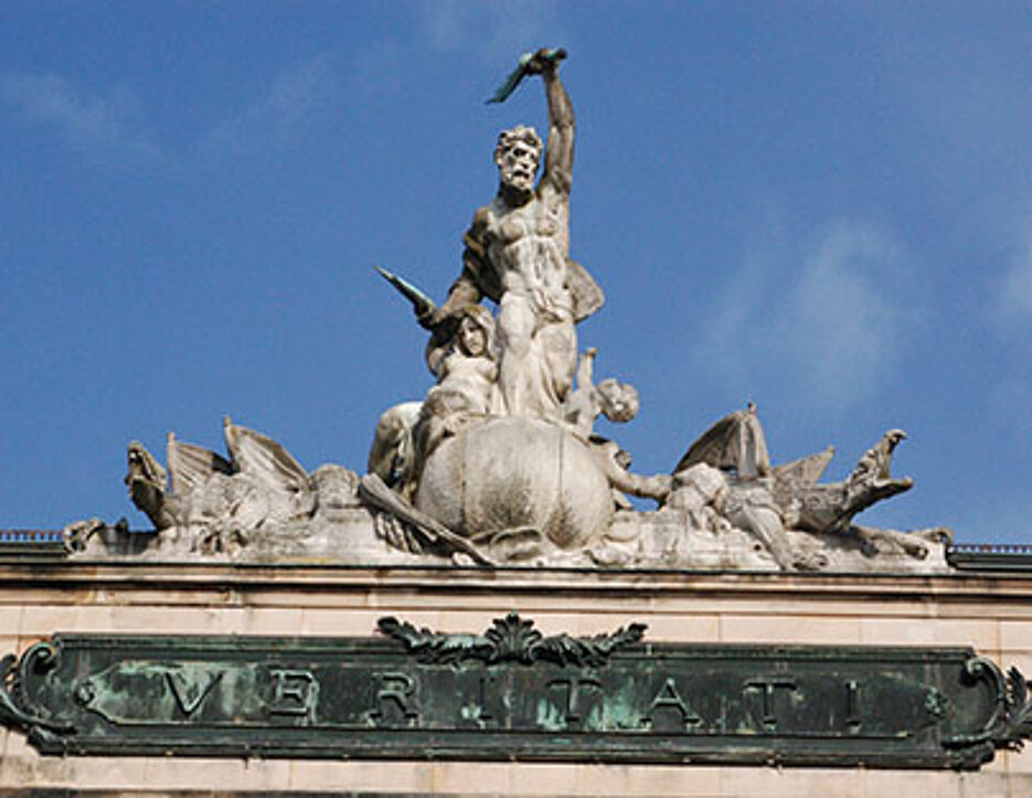 Prometheus ziert den Giebel der Uni am Sanderring. In mühevoller Kleinarbeit wurde die Skulptur nach dem Krieg restauriert und instandgesetzt. (Foto: Robert Emmerich)