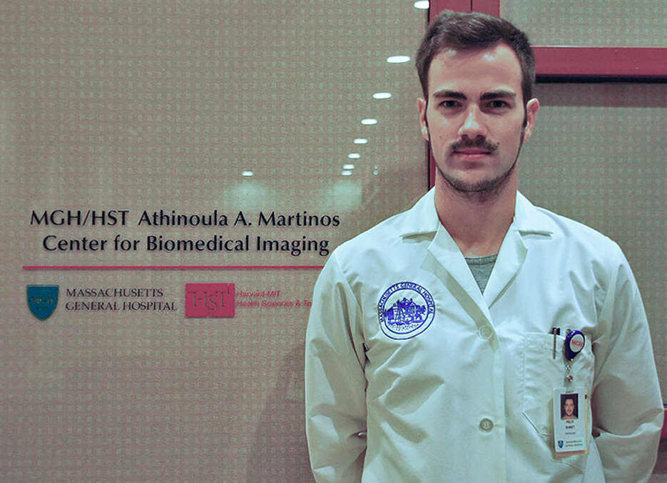 Der Würzburger Medizinstudent Felix Ehret forscht derzeit am Massachusetts General Hospital in Boston. (Foto: Meghan Fenlock)