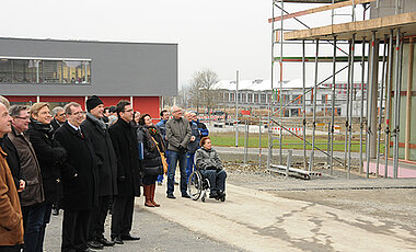 Die Gäste lauschen dem Richtspruch. Im Hintergrund die Mensateria (links) und das Zentrum für angewandte Energieforschung. (Foto: Robert Emmerich)