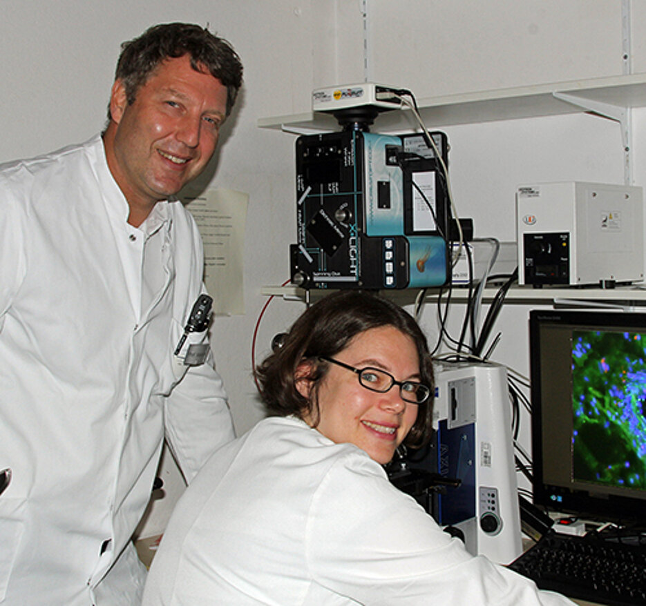 Zwei der Autoren der wegweisenden Studie zur Parkinson-Frühdiagnostik per Hauttest: Professor Jens Volkmann und Dr. Kathrin Doppler. (Foto: UKW)