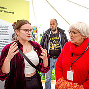 Informationen zu etlichen Forschungsprojekten waren im Unizelt zu sehen. Darunter die Ausstellung „Würzburg und Kolonialismus: Gestern? Heute!“