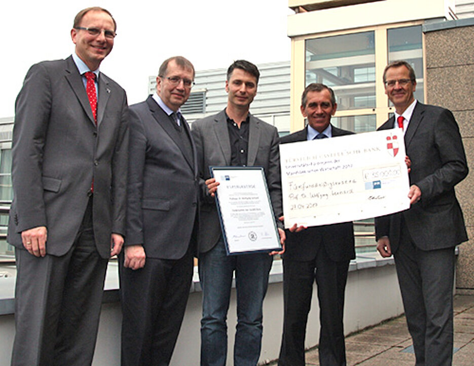 Bei der Scheckübergabe in Würzburg (von links): Alfons Ledermann, Alfred Forchel, Wolfgang Lenhard, Otto Kirchner und Ralf Jahn, Hauptgeschäftsführer der IHK Würzburg-Schweinfurt. (Foto: Marcel Gränz, IHK)