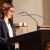 Barbara Schmitz, Leiterin des Lehrstuhls für Altes Testament und biblisch-orientalische Sprachen der JMU und Vorsitzende des Senats, hielt die Laudatio. (Foto: Rudi Merkl)