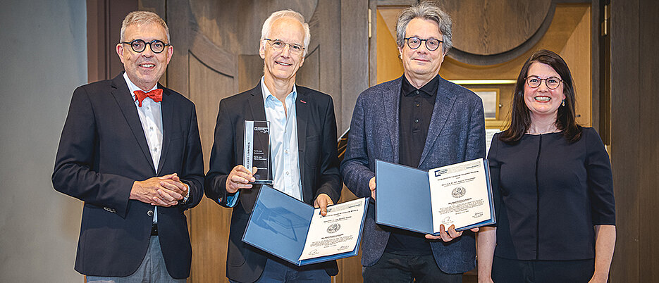 Dekan Matthias Frosch (l.) und Studiendekanin Sarah König mit den Trägern des Lehrpreises der Medizinischen Fakultät, Manfred Gessler (2.v.l.) und Peter Heuschmann.