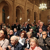 „Standing Ovations“ der etwa 200 Gäste zur Verleihung der Ehrenpromotion. 